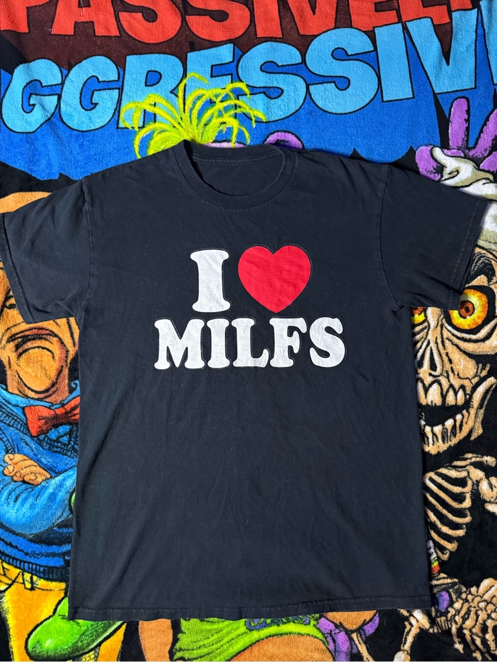 I Heart MILFS Graphic T‑Shirt - Black